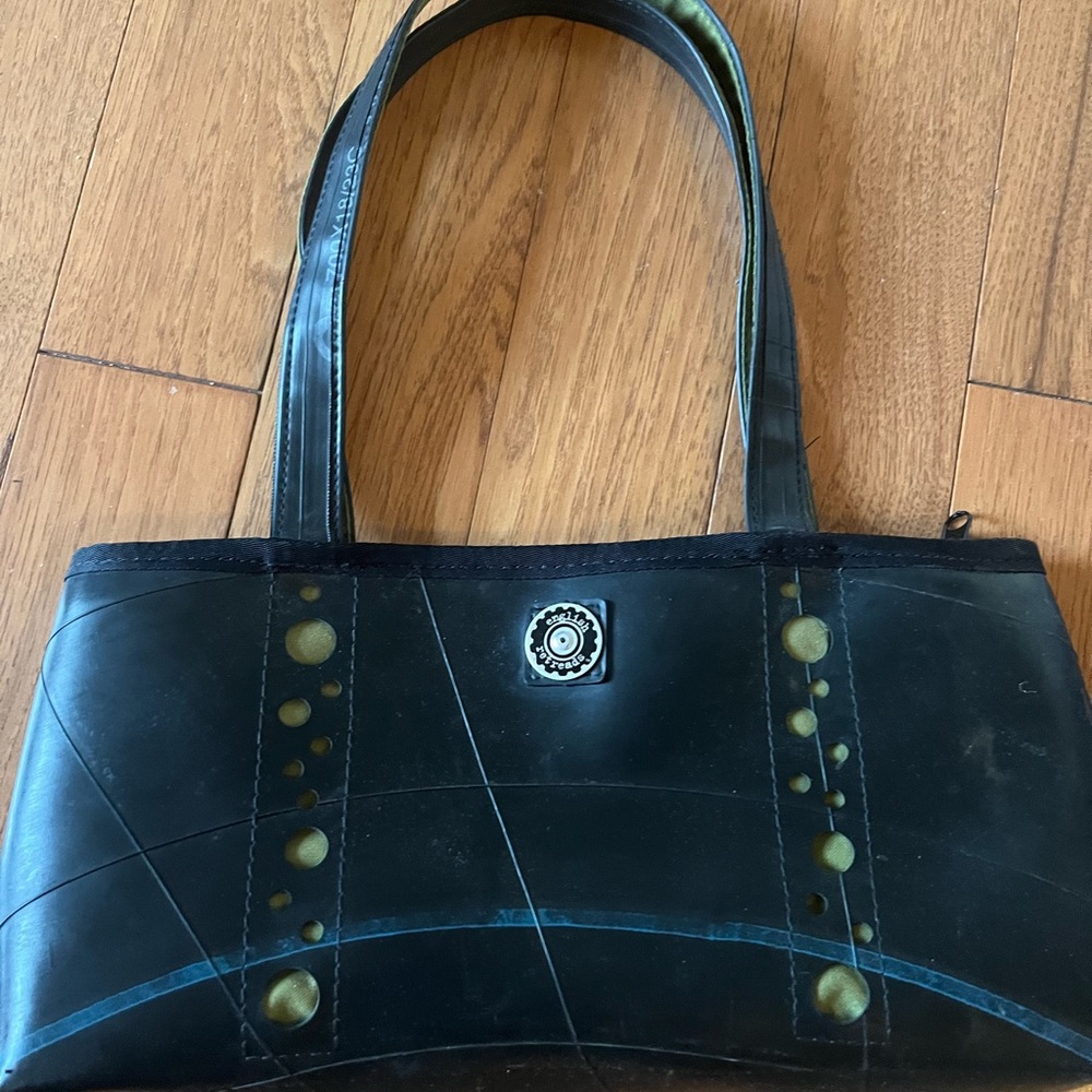 Elegant Black and Green Shoulder Bag